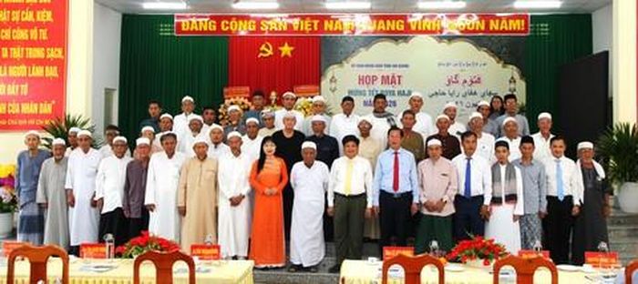 Lãnh đạo Tỉnh ủy, UBND tỉnh chụp ảnh lưu niệm với các đại biểu dự họp mặt