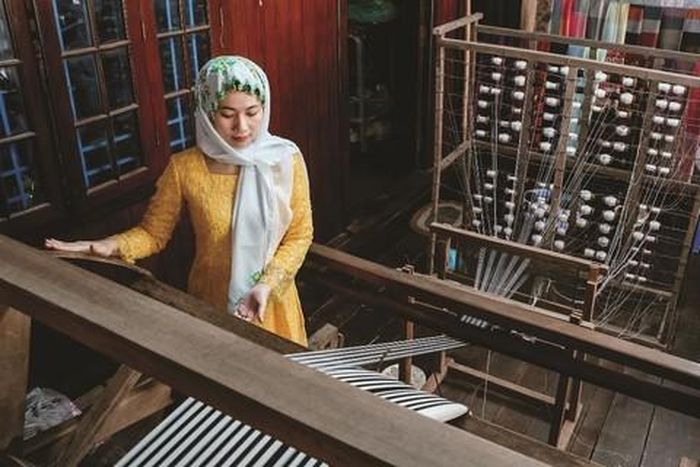 Nhờ giao thông thuận tiện, thổ cẩm của đồng bào Chăm được xuất ngoại