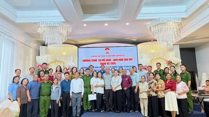 Các đại biểu cùng người dân chụp ảnh lưu niệm tại chương trình "Cà phê sáng - Lắng nghe dân nói"