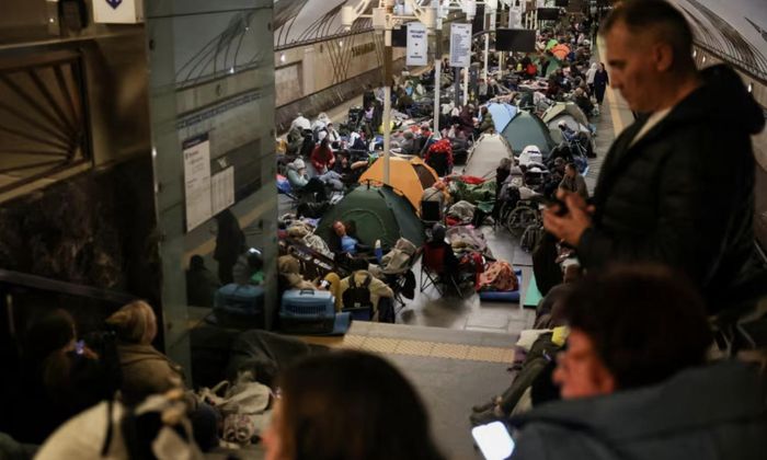Người dân thủ đô Ukraine trú ẩn ở hệ thống metro để tránh các đòn tập kích của Nga - Ảnh: Reuters