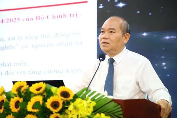 Phó Chủ tịch UBND TPHCM Trần Văn Bảy báo cáo