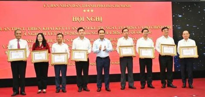 Chủ tịch UBND TP.HCM Nguyễn Văn Được trao bằng khen cho các đơn vị