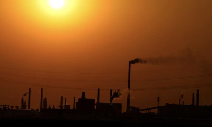 Các nhà máy được chụp lúc hoàng hôn ở Handan, tỉnh Hà Bắc, Trung Quốc - Ảnh: Reuters