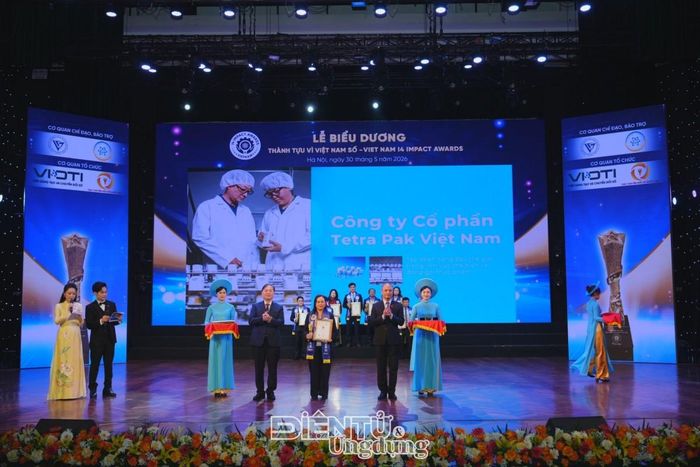 Bà Nguyễn Thanh Giang, Tổng Giám đốc Tetra Pak Việt Nam nhận giải tại sự kiện