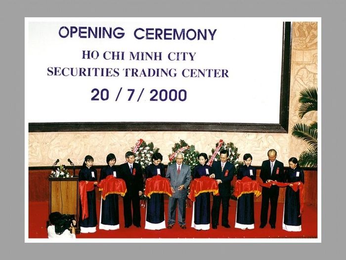 Khai trương Trung tâm Giao dịch chứng khoán Tp. HCM (năm 2000)