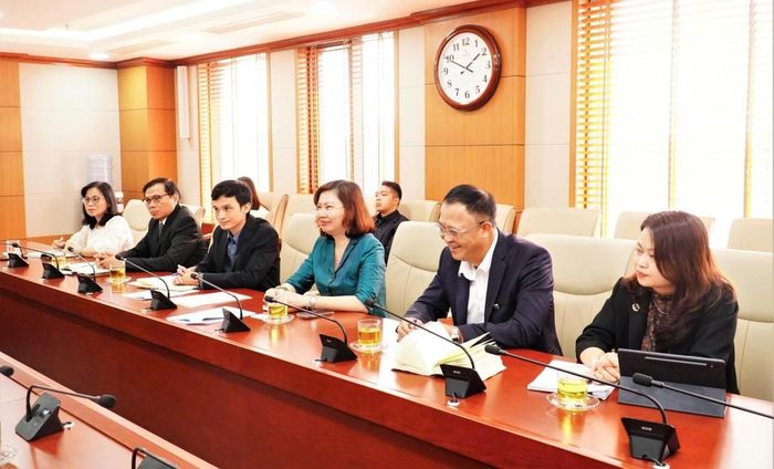 Tổ chức xếp hạng FTSE Russell chính thức công bố thị trường chứng khoán Việt Nam nâng hạng từ thị trường cận biên lên thị trường mới nổi thứ cấp. Nụ cười của ban lãnh đạo UBCKNN khi nhận tin vui.