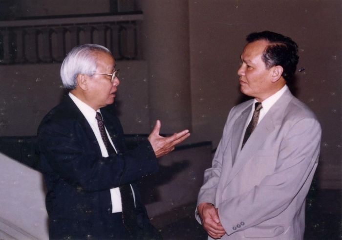 Thủ tướng Võ Văn Kiệt - Nhà cải cách, đổi mới kinh tế hàng đầu của Đảng, trao đổi với TSKH. Lê Văn Châu về việc xây dựng mô hình phát triển thị trường chứng khoán mang bản sắc Việt Nam.