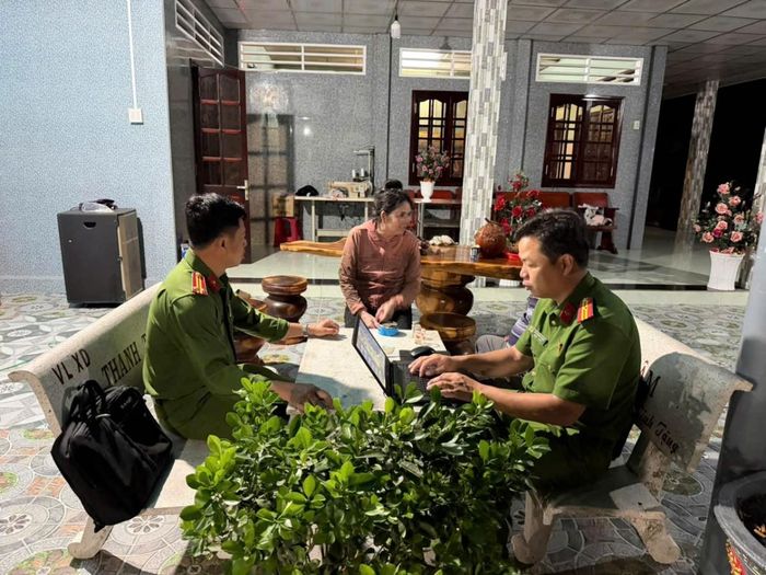  Lực lượng Phòng Cảnh sát kinh tế Công an tỉnh Đồng Tháp làm việc với chủ cơ sở vi phạm. Ảnh: CAĐT 