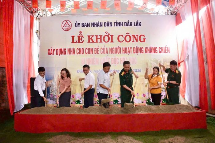  Các đại biểu thực hiện nghi thức khởi công xây dựng nhà ở cho các đối tượng được hỗ trợ