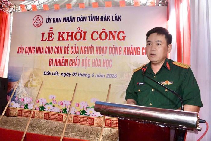  Đại tá Đinh Văn Hưng, Chính ủy Bộ Chỉ huy Quân sự tỉnh Đắk Lắk báo cáo công tác chuẩn bị và triển khai chương trình hỗ trợ nhà ở. 