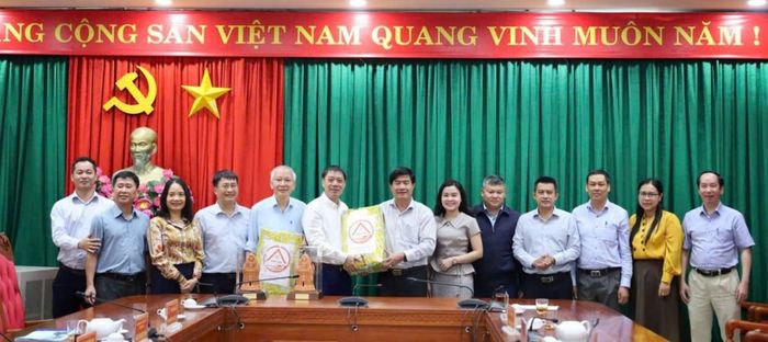  Ông Nguyễn Thiên Văn, Phó Chủ tịch UBND tỉnh tặng quà cho đoàn công tác. 