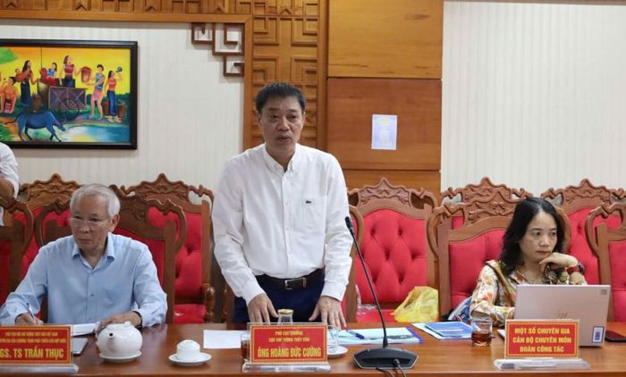  Ông Hoàng Đức Cường - Phó Cục trưởng Cục Khí tượng Thủy văn trao đổi tại buổi làm việc. 