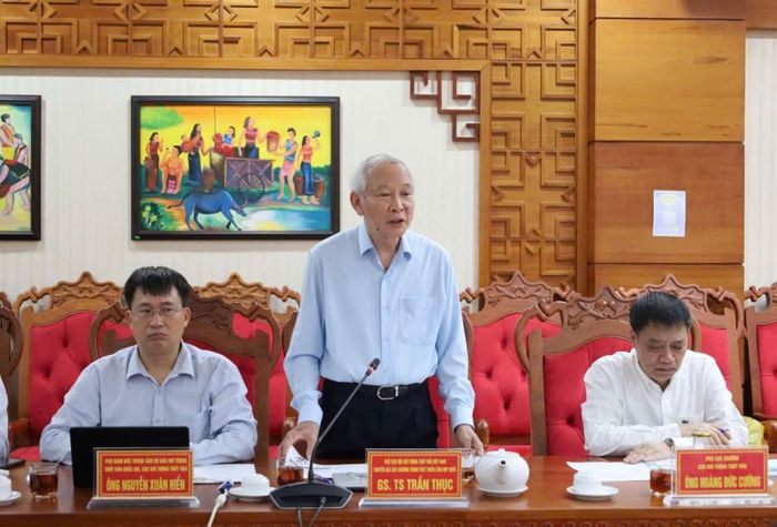  Giáo sư, Tiến sĩ Trần Thục - Chủ tịch Hội Khí tượng Thủy văn Việt Nam, Chuyên gia của UNDP trao đổi tại buổi làm việc.