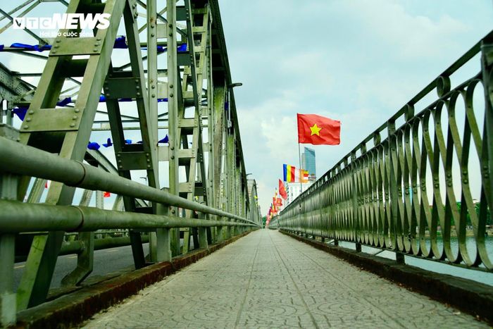 Năm 1968, cầu Trường Tiền một lần nữa bị phá hủy. Mãi đến giai đoạn 1991 - 1995, công trình mới được khôi phục và sửa chữa quy mô lớn dưới sự đầu tư của ngành giao thông địa phương. Ngày 19/5/1995, cầu chính thức được khai thông trở lại, đánh dấu sự hồi sinh của một biểu tượng lâu đời bên dòng sông Hương.