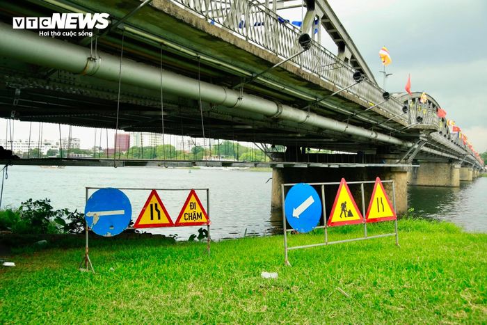 Cùng với những thăng trầm lịch sử, cây cầu cũng nhiều lần thay đổi tên gọi. Từ tên Thành Thái khi mới xây dựng, đến Clémenceau dưới thời Pháp thuộc, Nguyễn Hoàng sau Cách mạng Tháng Tám và Tràng Tiền sau lần trùng tu năm 1995. Dù mang tên gọi nào, trong tâm thức người dân Huế, cây cầu vẫn luôn là cầu Trường Tiền.