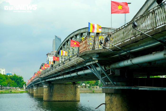 Trung tâm Giám sát, điều hành đô thị thông minh TP Huế phát thông báo về phương án phân luồng giao thông phục vụ thi công sửa chữa cầu Trường Tiền bắc qua sông Hương.