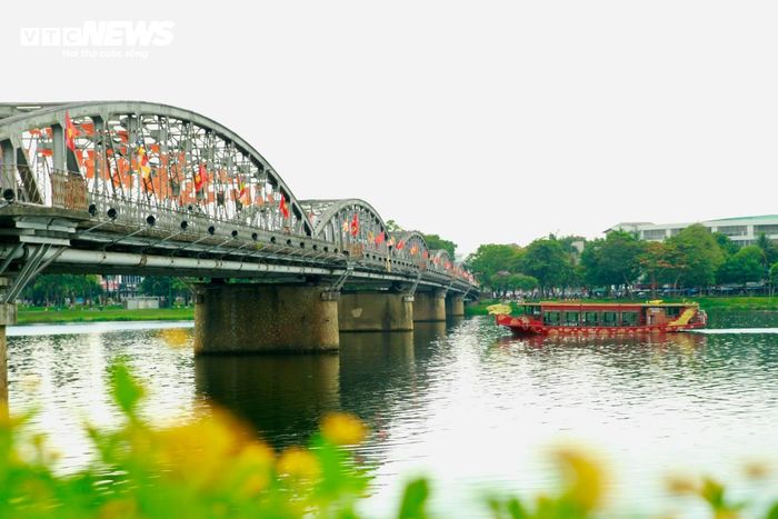 Theo đó, cầu Trường Tiền sẽ bắt đầu đợt sửa chữa kéo dài trong vòng 150 ngày kể từ đầu tháng 6/2025 . Việc thi công dựa theo văn bản trước đó của Ban Quản lý dự án đường bộ miền Trung (Cục Đường bộ Việt Nam) gửi UBND thành phố Huế.