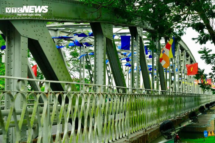 Trải qua thời gian, hiện nay, một số hạng mục trên cầu Trường Tiền bắt đầu xuất hiện tình trạng xuống cấp, nhiều đoạn rêu xanh phủ kín làm đổi màu lớp sơn nguyên bản.