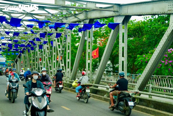 Cầu Trường Tiền được khởi công xây dựng năm 1897 dưới thời vua Thành Thái và hoàn thành vào năm 1899. Công trình do hãng Eiffel của Pháp thi công, có chiều dài 401m, rộng 6,2m với 6 nhịp dầm thép hình bán nguyệt đặc trưng.