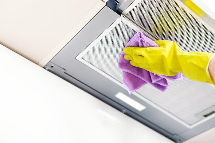 Máy hút mùi cần được vệ sinh một cách thường xuyên.