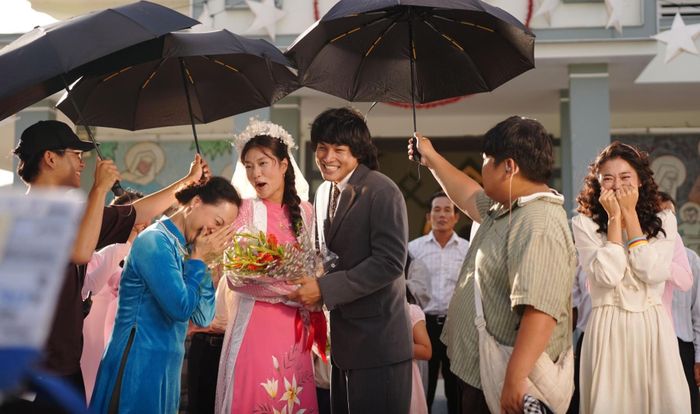 Sự hào nhoáng của "câu lạc bộ trăm tỷ" thực chất chỉ là bề nổi.