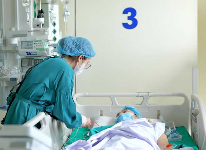 Phòng áp lực dương của Bệnh viện Đa khoa Tâm Anh có hệ thống trang thiết bị hiện đại như monitor đa chức năng, hệ thống theo dõi huyết động Uscom và máy truyền dịch tốc độ cao nhằm kiểm soát sát sao từng chỉ số hồi phục của người bệnh. (Ảnh: BVĐK Tâm Anh)