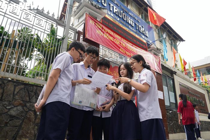 Nhiều em nở nụ cười tươi, tranh thủ đối chiếu đáp án cùng bạn bè.