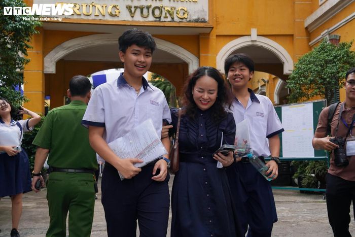 Nhiều em cười tươi, vui vẻ trao đổi đáp án với bạn bè và người thân sau khi hoàn thành bài thi.
