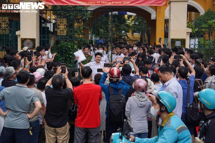 Khoảng 9h55, những thí sinh đầu tiên bước ra khỏi phòng thi với nhiều trạng thái cảm xúc khác nhau. 