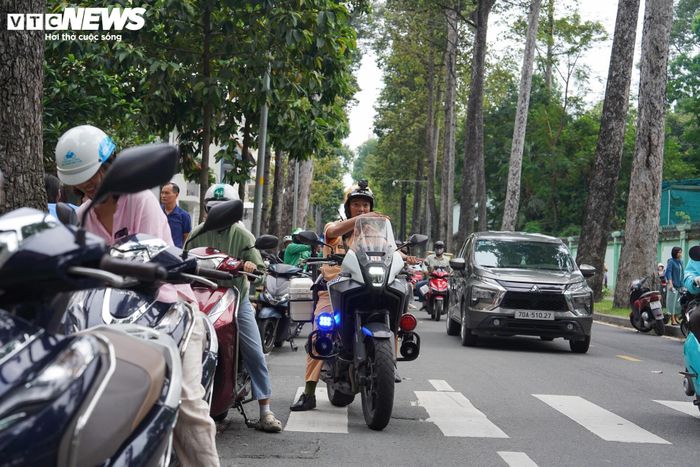 Môn Toán có thời gian làm bài 120 phút, bắt đầu từ 8h và kết thúc lúc 10h. Trong hình là lực lượng chức năng điều tiết giao thông trước các điểm thi.