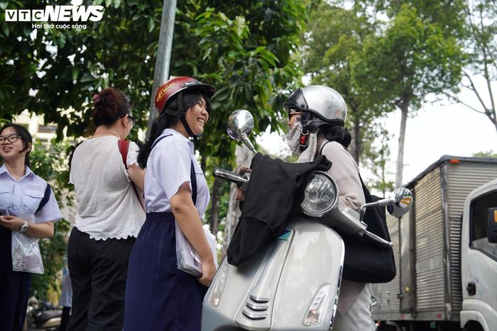 Ngay từ sáng sớm, nhiều phụ huynh đã đưa con đến các điểm thi để chuẩn bị cho buổi thi cuối cùng của kỳ tuyển sinh được đánh giá có tính cạnh tranh cao nhất trong năm học.