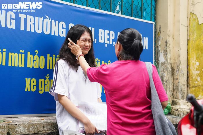 Trái ngược với những nụ cười rạng rỡ của nhiều thí sinh, một số em bước ra khỏi điểm thi với vẻ tiếc nuối vì chưa hoàn thành bài thi như kỳ vọng.