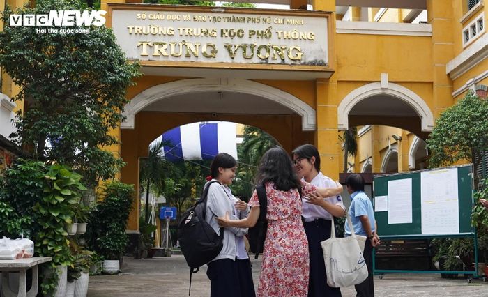 Nhiều phụ huynh ôm chầm lấy con sau khi kết thúc môn thi cuối. 