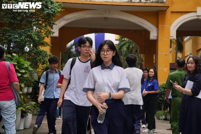 Thí sinh dự thi ba môn bắt buộc gồm Ngữ văn, Ngoại ngữ và Toán. Thời gian làm bài môn Ngữ văn và Toán là 120 phút, môn Ngoại ngữ 90 phút. Đối với những học sinh đăng ký vào lớp chuyên hoặc lớp tiếng Anh tích hợp, các em dự thi môn chuyên hoặc bài thi tích hợp vào chiều 2/6 với thời gian làm bài 150 phút.