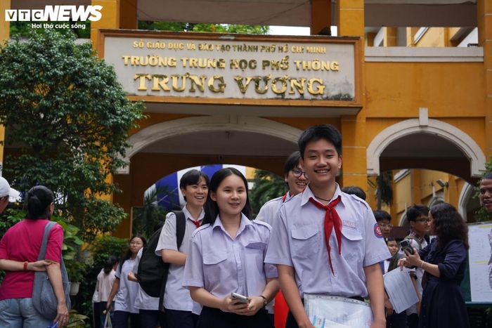 Học sinh Nguyễn Khánh Đan, Trường THCS Tam Thôn Hiệp, nhận định đề thi năm nay khá vừa sức. Theo em, nhiều dạng bài đã được giáo viên hướng dẫn và ôn tập kỹ trên lớp nên em tự tin với phần bài làm của mình. “Trước kỳ thi em đã dành nhiều thời gian ôn luyện. Các dạng toán trong đề đều quen thuộc nên em khá yên tâm về kết quả”, Khánh Đan nói.