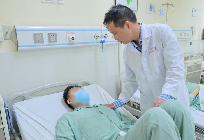 TS.BS Nguyễn Đình Liên, Trưởng khoa Phẫu thuật Thận tiết niệu và Nam học thăm hỏi sức khỏe người bệnh.