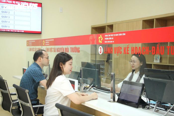 Người dân đến làm thủ tục hành chính tại Trung tâm Phục vụ hành chính công phường Hồng An, TP Hải Phòng. (Ảnh: Minh Khang)
