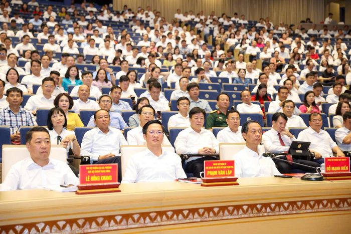 Các đại biểu dự hội nghị sơ kết.