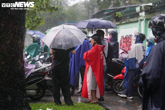 Trường THPT chuyên Trần Đại Nghĩa ghi nhận 2.521 thí sinh đăng ký dự thi, tuyển 525 học sinh, tỷ lệ "chọi" khoảng 1/4,8. Tiếp đó là Trường THPT chuyên Hùng Vương với 1.526 thí sinh đăng ký, tuyển 455 học sinh, tỷ lệ "chọi" khoảng 1/3,3; Trường THPT chuyên Lê Quý Đôn có 1.325 thí sinh đăng ký dự thi, tuyển 525 học sinh, tương ứng tỷ lệ "chọi" khoảng 1/2,5.