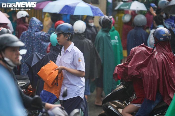 Trong số các trường chuyên, Trường THPT chuyên Lê Hồng Phong có số lượng đăng ký cao nhất với 5.738 nguyện vọng, trong khi chỉ tuyển 805 học sinh, tương ứng tỷ lệ "chọi" khoảng 1/7.