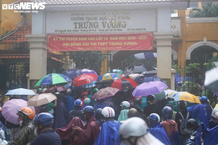 Sau khi kết thúc 3 môn thi bắt buộc của kỳ thi tuyển sinh lớp 10 công lập (hệ đại trà), các thí sinh đăng ký dự tuyển vào lớp chuyên và lớp tích hợp tiếp tục bước vào bài thi môn chuyên hoặc môn tích hợp theo nguyện vọng đã đăng ký.