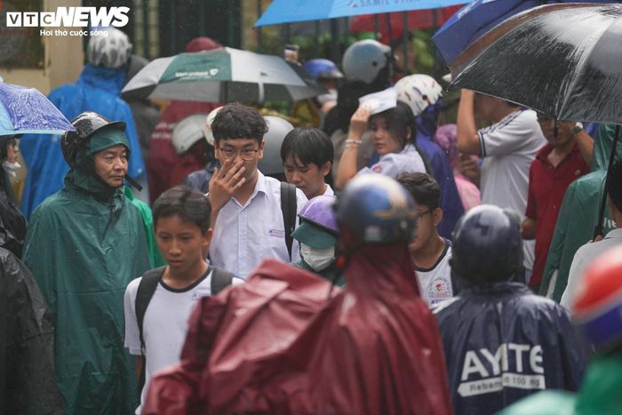 Thí sinh Trần Minh Khôi, đăng ký dự thi vào Trường THPT chuyên Trần Đại Nghĩa, cho biết đề thi tương đối khó dù đã dành nhiều thời gian ôn luyện trước kỳ thi. Nam sinh hy vọng kết quả đạt được sẽ giúp em có cơ hội trúng tuyển vào ngôi trường mong ước.