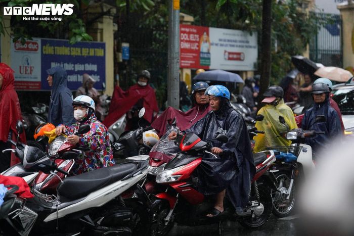 Anh Hoàng Minh Tạo, ngụ phường Sài Gòn, cho biết: "Dù cho mưa lớn nhưng tôi vẫn đứng chờ con vì đây là môn cuối cùng. Kết thúc môn thi sẽ đón cháu về nhà ngay để "xả hơi" sau kỳ thi căng thẳng. Hy vọng cháu làm bài tốt, đậu vào trường chuyên mà cháu đặt kỳ vọng".