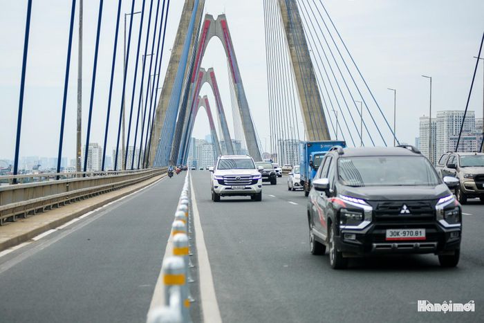 Các phương tiện di chuyển đúng làn, giao thông trên cầu Nhật Tân trở nên thông thoáng và an toàn hơn.