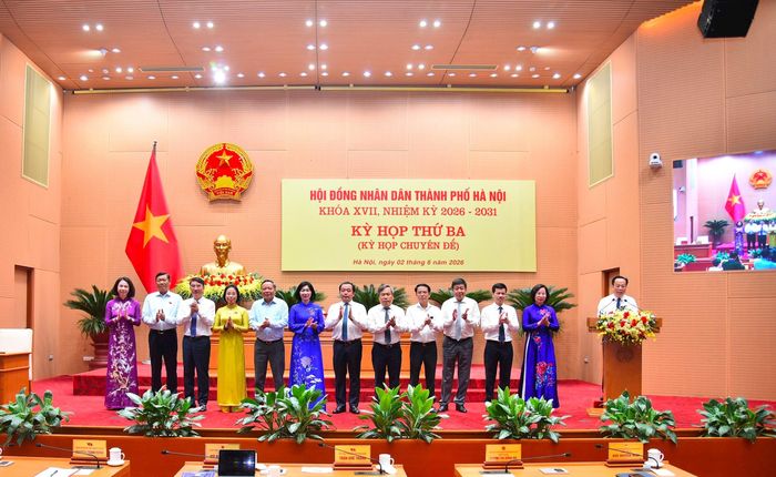 Các đồng chí lãnh đạo thành phố chụp ảnh lưu niệm tại kỳ họp. Ảnh: Thành Thái