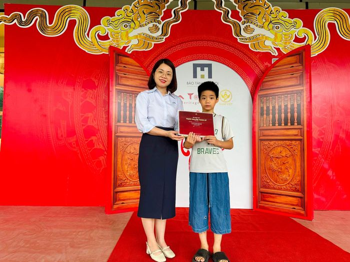 Các bạn nhỏ tham dự chương trình "Nấc thang lịch sử" mỗi dịp cuối tuần tại Bảo tàng Hà Nội. Ảnh: PV