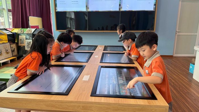 Hoạt động trải nghiệm tương tác trên màn hình tại Phòng Khám phá dành cho trẻ em ở Bảo tàng Dân tộc học Việt Nam. Ảnh: PV