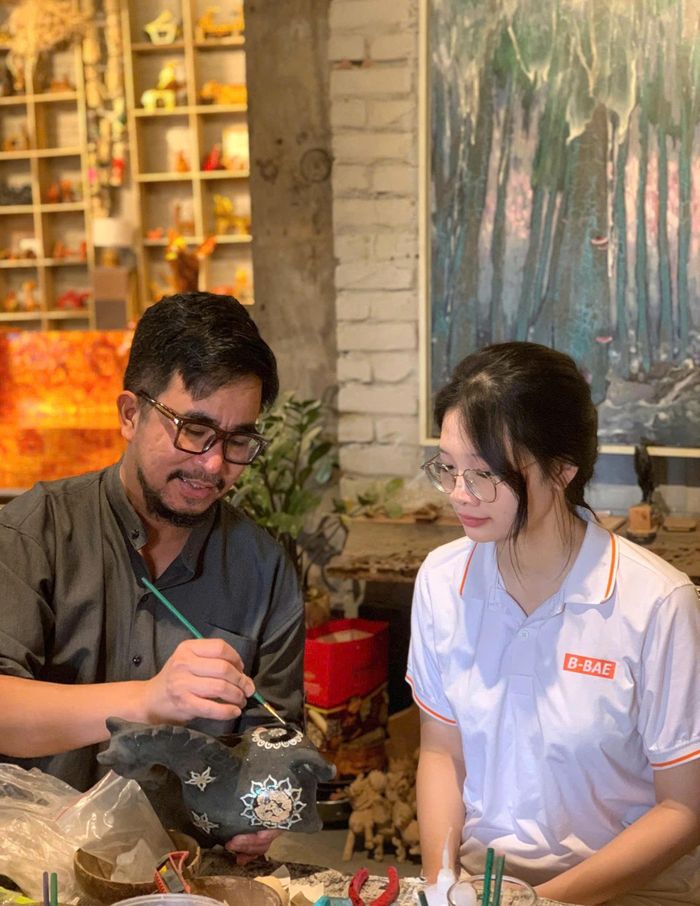 Nghệ nhân ưu tú Nguyễn Tấn Phát giới thiệu nghệ thuật sơn mài truyền thống đến giới trẻ. Ảnh: Nhân vật cung cấp