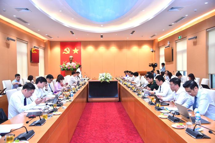 Quang cảnh thảo luận tại tổ đại biểu HĐND số 1. Ảnh: Thành Thái