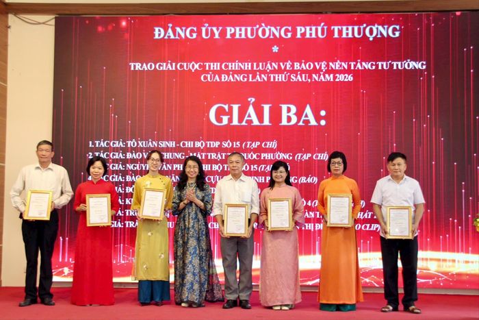 Đồng chí Nguyễn Thị Minh Phương, Phó Trưởng phòng Văn hóa - Văn nghệ Ban Tuyên giáo Dân vận Thành ủy trao Giấy chứng nhận cho các tác giả/nhóm tác giả đoạt giải Ba của cuộc thi. Ảnh: Hoàng Vũ